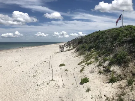 Cape Cod Dune Cottage Spectacular Ocean Views, over the dune to a private beach Отели в г. Сандуич