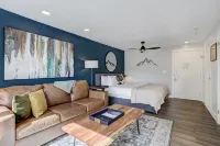 King Bed -Chic Mountain Studio, Ski-In-Ski-Out and Steps From Historic Main St.