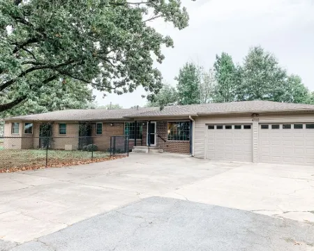 Wonderful Saline County 3-Bed, 4 Bath Off I-30 Lots of Restaurants & Shopping!!! Hotels in Benton