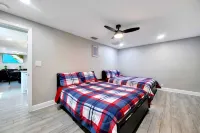 Sleeps 15/ Private Beach & Heated pool /mins to Tampa /Bush Gardens/ Buccs/ Zoo