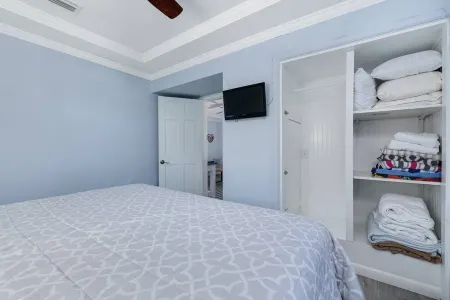 Cozy cottage on Casey Key Отели в г. Нокомис