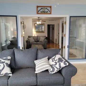NEW Condo above bakery in Downtown Frankfort w/ Sunroom view of Betsie Bay! Отели в г. Франкфорт