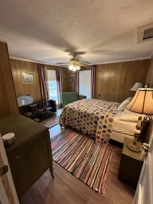 Cozy 2-bedroom cabin with AC and WiFi on the Pearl River in Angie. LA