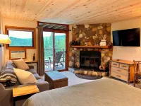Newly Remodeled Fireplace Studio Ski-in/Ski-Out Condo-Balcony, Pool & Hot Tub