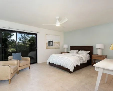 High End Oceanfront Home, a 2 min walk to Beach, Shops, Dining & More in Solana 索拉納海灘酒店