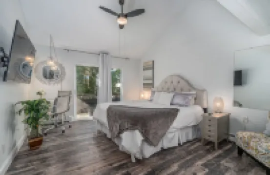 Gorgeous 2 Br Retreat with 2 Car Garage. Walk to Shops, Trails, & Brewery Wow!!!