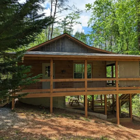 Romantic Cabin for 2, Hot Tub, wifi 10min from BR, hiking and waterfalls near