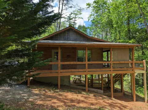 Romantic Cabin for 2, Hot Tub, wifi 10min from BR, hiking and waterfalls near