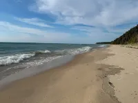 Relaxing Family Vacation Home Steps from Lake Michigan Beaches, Golf, and Fun. Hotels in Onekama Township