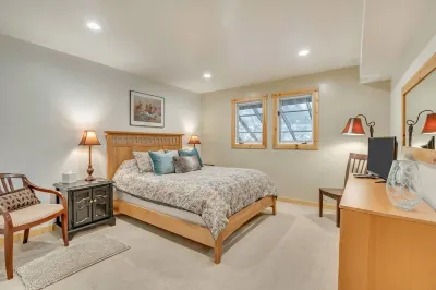 Convenient Mountain Retreat at the Canyon Racquet Club
