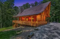 Whispering Trees Lodge , sleeps 10, 4 miles from Old Man's Cave - homestay