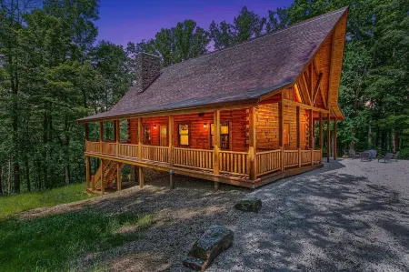 Whispering Trees Lodge , sleeps 10, 4 miles from Old Man's Cave
