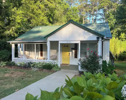 Quaint, PET-FRIENDLY cottage in downtown Bremen-games for the fam/full kitchen Ξενοδοχεία στην πόλη Haralson County
