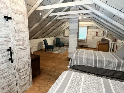 Historic Log Cabin by the Bay (Lake Views)