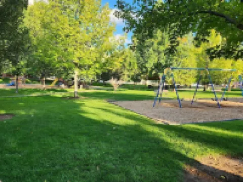 Clean, Quiet 2 Bdrm Near Provo w/ Direct Access to City Park Hoteles en Springville