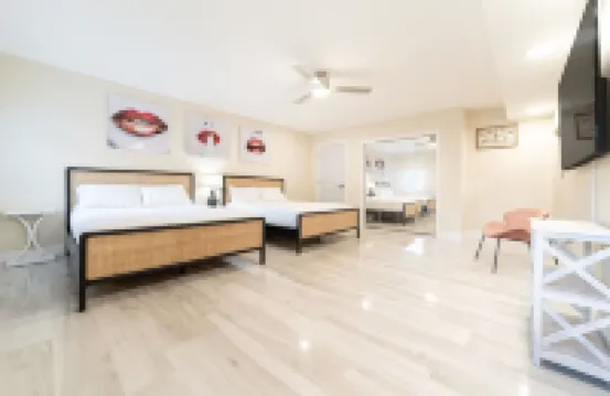 DIAMOND ESTATES: MIAMI - 6 QUEEN, 3 FULL BATH, POOL, BAR ROOM, BALCONY