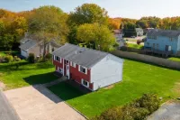 Spacious Summer Rental in Bonnet Shores/Narragansett, RI. Close to area beaches.