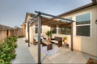 Clovis House, Sleeps 10, Hammock, Covered Patio, Game Table Hotel in zona California Health Sciences University - CHSU