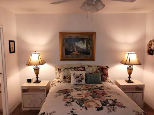 Fully furnished condo adjacent to golf course. 2 minute walk the London Bridge
