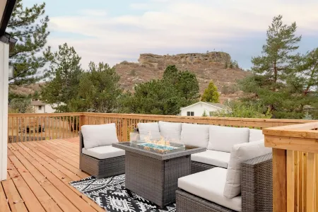 Updated & Spacious 5-bedroom house with Views of the Rock and Mountains