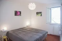 Bright 2 bedroom apartment in villa with pool and barbecue, 1km from the sea Hotels in Ortona