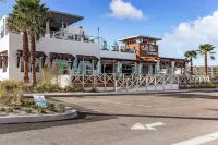 Walk to Beach. Pool, Hot Tub, Balcony, NEWER Furniture