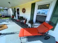 Comfy Cottage ✨ Minutes From Main St, Fenced in Backyard✨🏡
