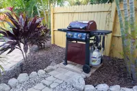 Happy Island Cottage: Heated Pool, 5-Min Walk to Beach, Pet Friendly - Badekar