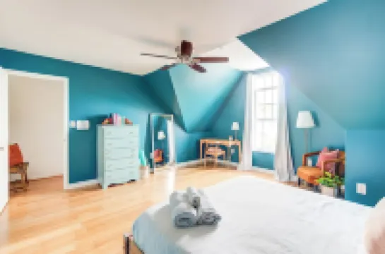 Walk to Beach! King Bed & Free Beach Passes