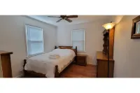 Crystal City Family Home - Comfort and Convenience 171 Cedar Arts Center附近的飯店