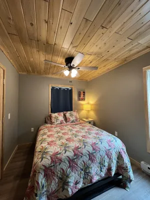 Spacious 2 br cottage with expansive deck, firepit, hammocks, and more!