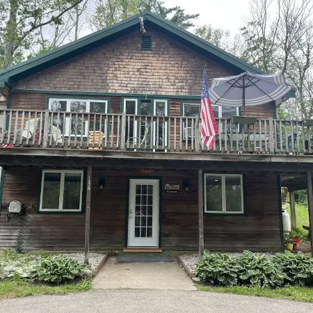 Rustic ski chalet in the heart of North Conway off West Side Road
