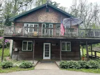 Rustic ski chalet in the heart of North Conway off West Side Road - 2-Star