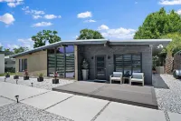 Designer home minutes from downtown! 6 beds 3 full bathrooms Hotels in Sarasota County