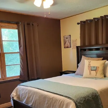 Family-sized in Historic Reeds Spring. 10 min to SDC,  Lake. 20 min to Branson