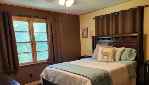 Family-sized in Historic Reeds Spring. 10 min to SDC,  Lake. 20 min to Branson