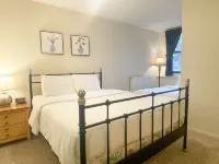 Newly renovated! 3 BR, slopeside Winterplace condo on Okemo Mountain