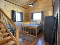 Charming Guest Cabin Nestled on Stunning 30-acre Vineyard near Lake Chelan