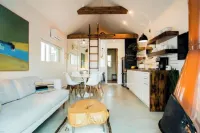 Mid/Mod ' Little House' in Old Town Louisville