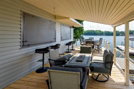 Lake Front Luxury-5 beds, 3 baths, Tiki Bar, 2 slip dock