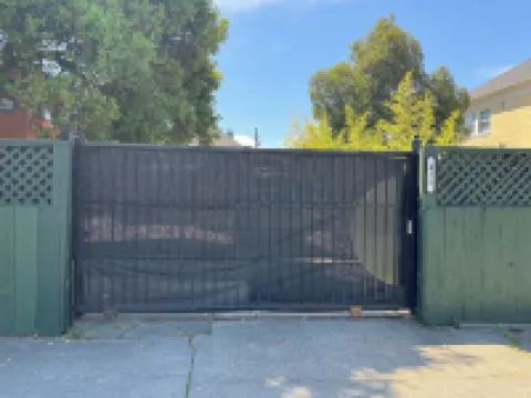 425B Ground 3B1B Unit Gated Parking near Bart & FW, shops and restaurants