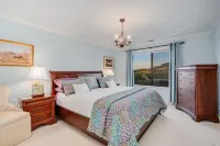Awesome Hilltop Views, Pool, Vineyards, Olive Trees, 5 mins to Healdsburg