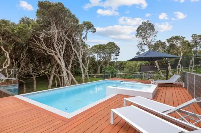 Modern contemporary beach house in SorrentoGas heated infinity pool & spa 스트링거 로드 보호지역 주변 호텔