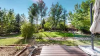 Hot Tub, Luxury King Bed & Yard Games ~ Quiet & Serene w Incredible Yard