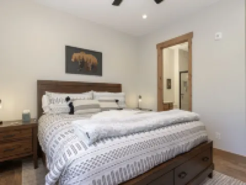 Brand new Grand Park retreat! Private hot tub and custom bunk room! フレイザーのホテル