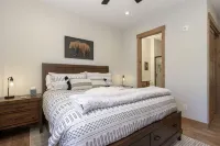 Brand new Grand Park retreat! Private hot tub and custom bunk room!