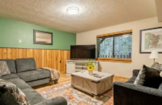 MT HOOD CABIN! Remodeled, 2500 sq ft, Sleeps 12!