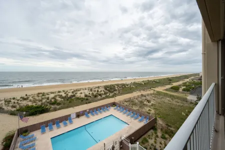 Oceanfront condo - sunrise views, direct beach access & pool