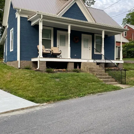 Cozy Cottage walking distance to Downtown!