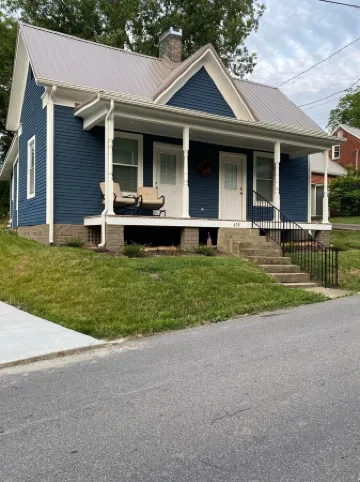 Cozy Cottage walking distance to Downtown!